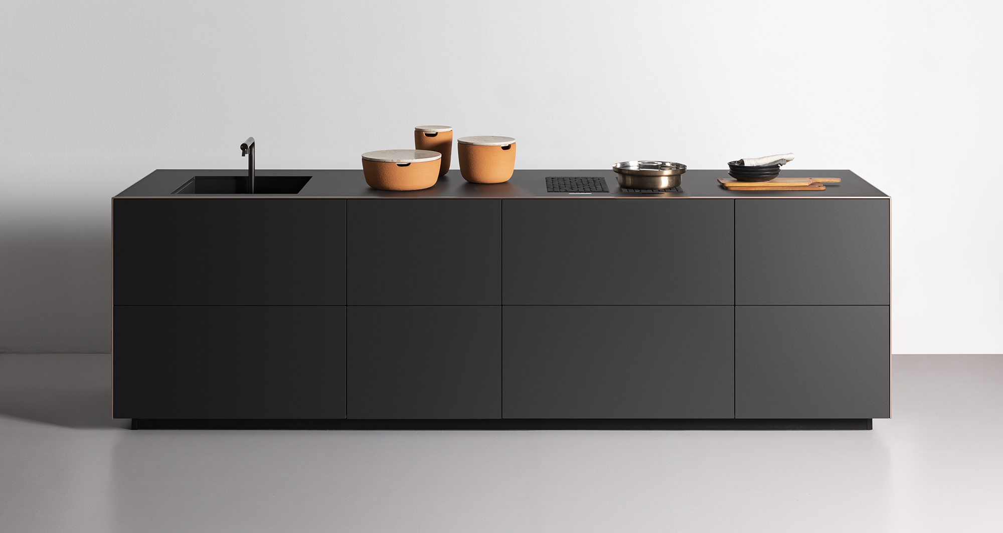 https://www.valcucine.com/magazine/wp-content/uploads/2022/06/13_ARTEMATICA-CARBONTEC.jpg