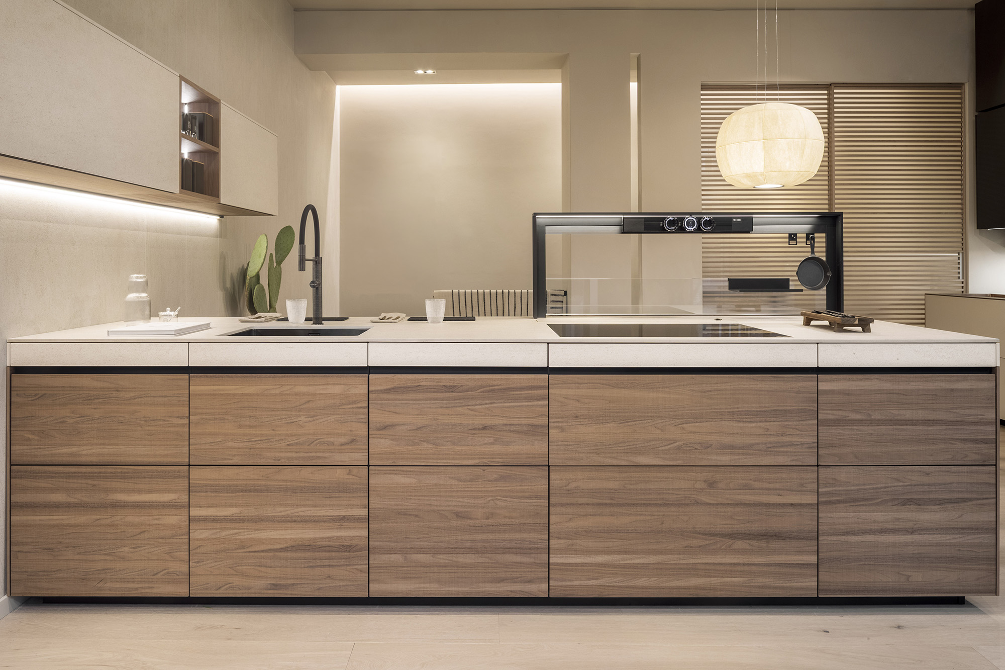 Genius Loci con top e cassetti in MDi Atalaia, ante in legno Noce Canaletto